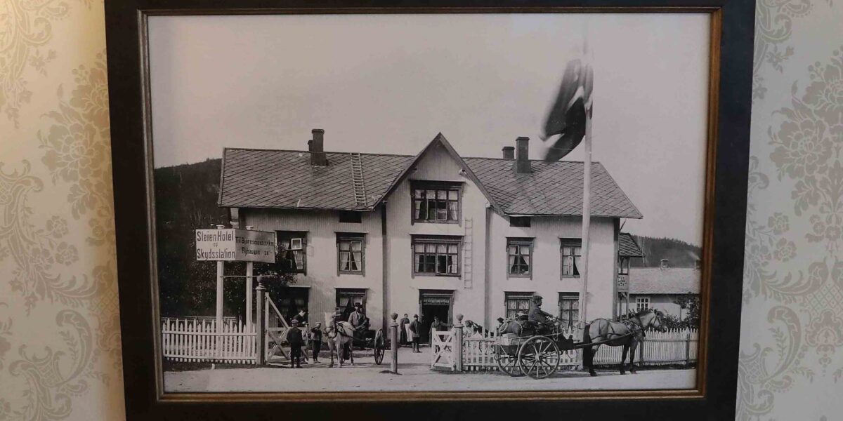 Et bilde fra det originale hotellet på veggen i det nyrestaurerte Steien Hotel og Skydsstation.