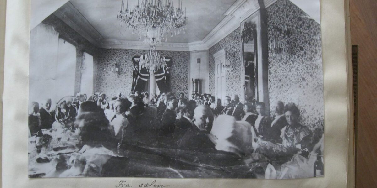 Et bilde fra salen i gamle dager, om lag år 1902. (Foto: privat)