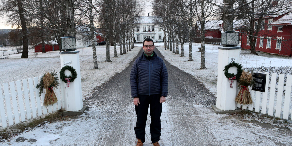 Gunnar Aakrann Eek foran hovedinngangen til Gaarder gård som ligger midt i Elverum sentrum.