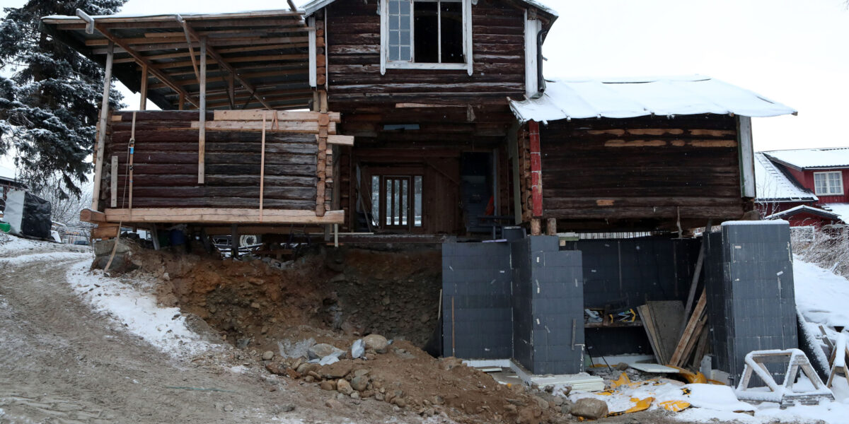 Tid for å grave for å gi plass til en ny kjeller i Gildestova. Deler av nye kjellervegger er på plass.