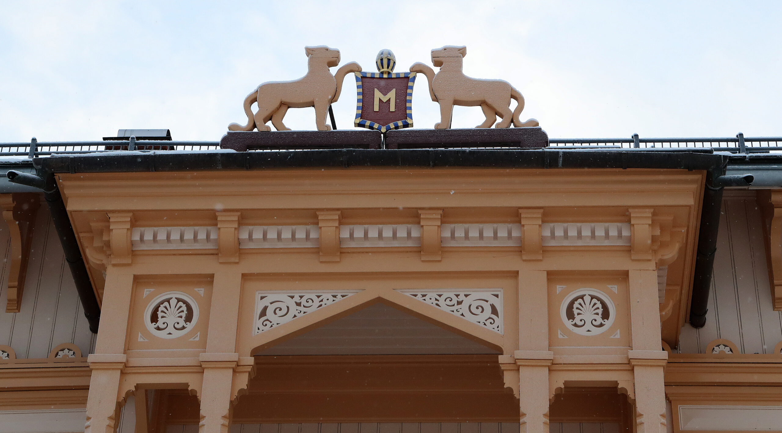 Løvesymbolet og dekorasjoner over inngangspartiet til hovedinngangen – istandsatt som originalen.