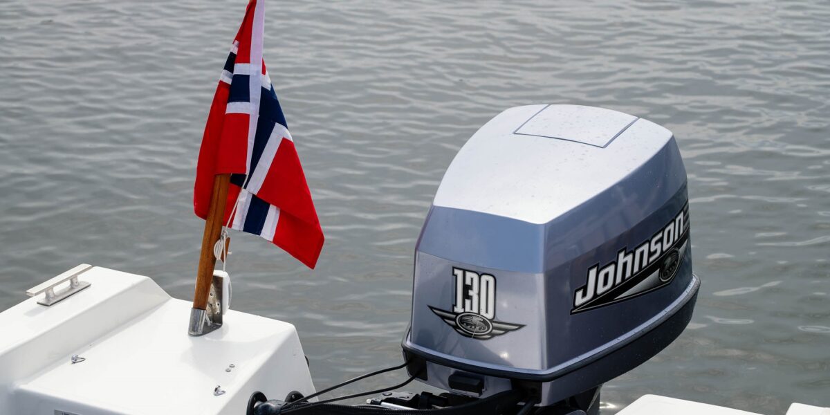 RASK: Med en 130-hester på hekken er veteranbåten god for 50 knop. (FOTO: ERIK SÆTER JØRGENSEN).