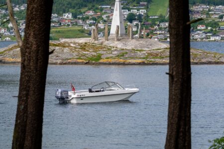 KUNST I NATUREN: Stian Heimlund Skjæveland er maler og skulptør. Varden Solspeilet – The Norwegian Stonehenge ved Jørpeland, er et av hans arbeider. (FOTO: ERIK SÆTER JØRGENSEN).