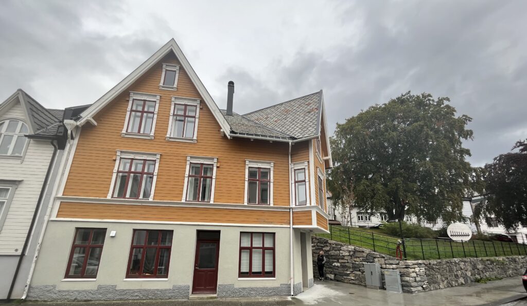 Keiser Wilhelmsgate i Ålesund, Jugendstil, gult hus, Ålesund