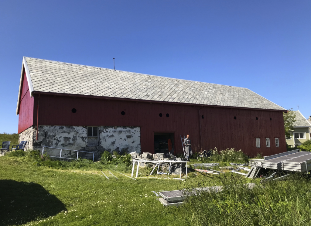 Løe frå 1875, Romsdal, fjøs, rødt hus