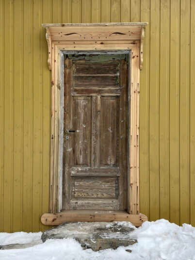Velkommen inn. Døren  

Inngangsdøren er satt i stand av Håkon Fjågesund, den skal males i løpet av 2023.