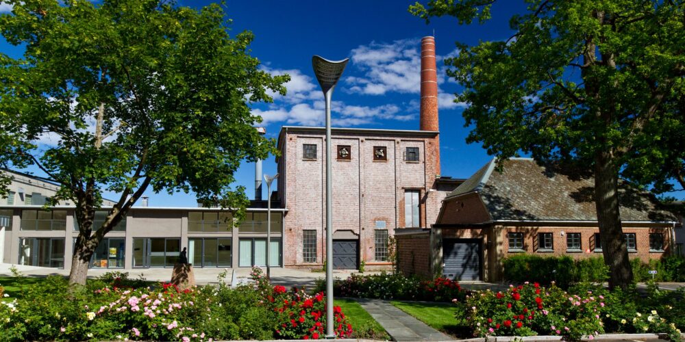 Reddes: Fabrikkpipa i Stavern er et symbol på stedets historie. Nå skal den reddes fra forfall Foto:Frank-Tolpinrud