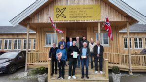 F.v-Nils Richard Hassel -Jarle Selven -Knut Thomas Kusslid Per Sollie Einar Lyshaug Øvre rekke: Tor Helge Vikan Ordfører Oskar Småvik Einar Eilertsen Jetmir Rastaj Olav Haarberg