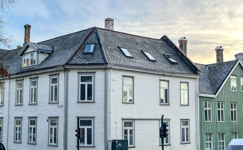 Eldre bygård i Kristiansund får hjelp til å bevare tak med støtte fra Kulturminnefondet