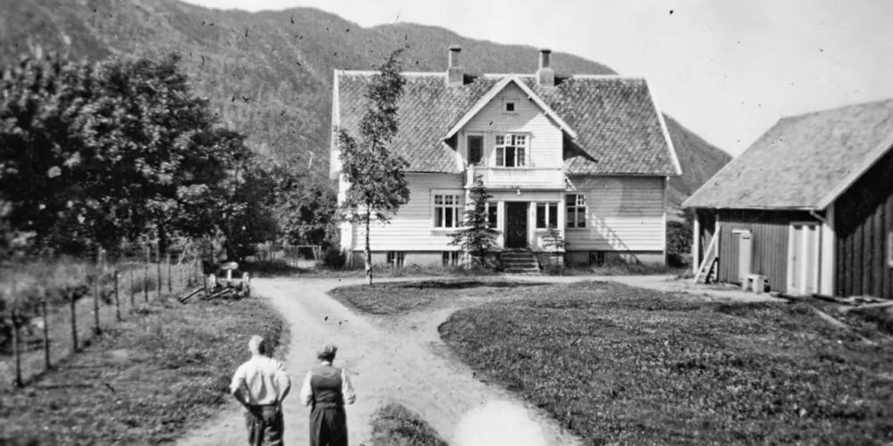 Fra tunet på Svadberg i 1955. Østveggen før tilbygget kom